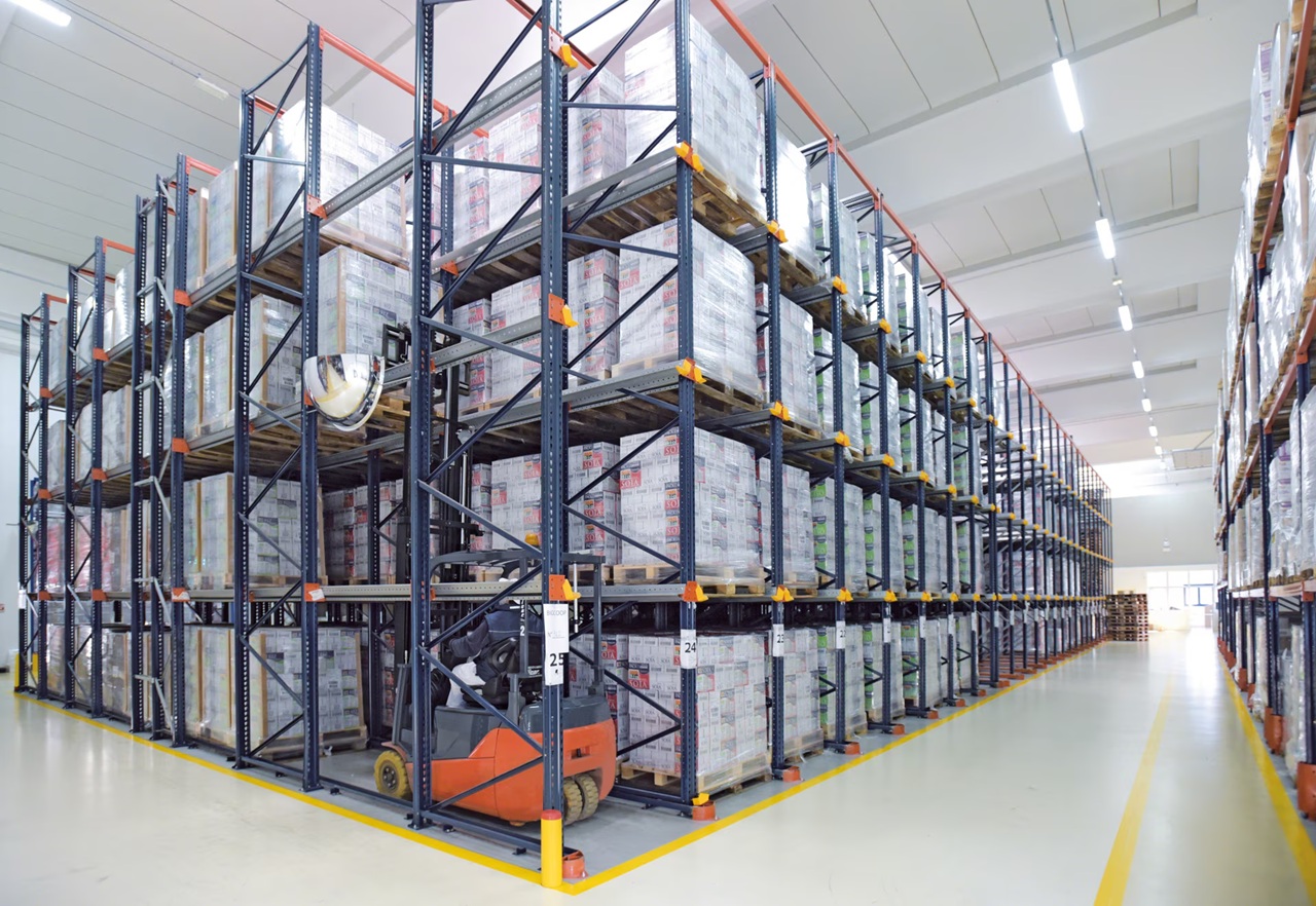 Drive-in rack lanes with rail-supported pallets